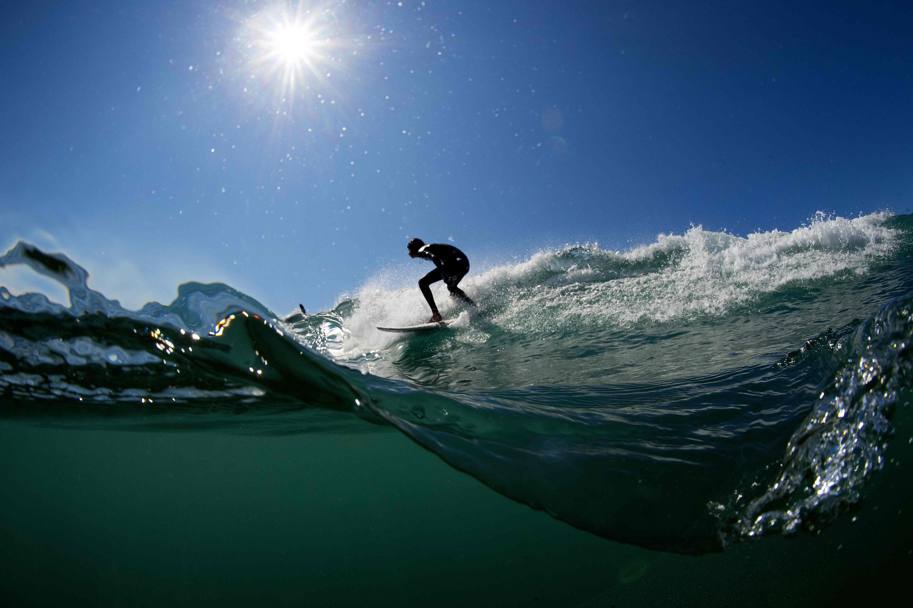 Il forte vento che spira da Nord ha permesso grandi evoluzioni odierne per i surfisti (Afp)
